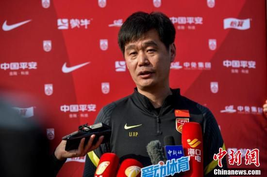 曼联官方公告曼联公司与英力士董事长拉特克利夫爵士达成协议，收购25%的股权。